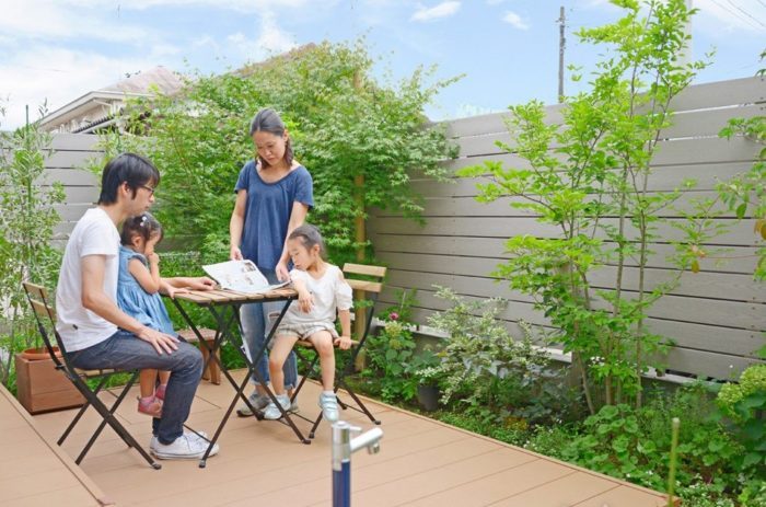  ミドラスのお客様に一番人気がある目隠しフェンスといえば、人工木（樹脂木材）フェンス。
