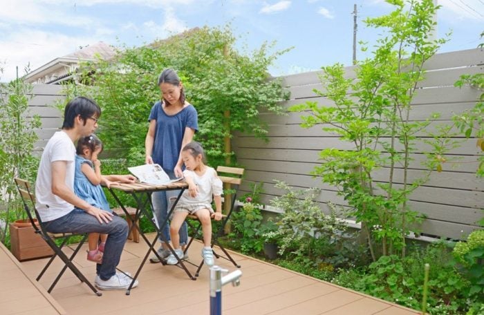 人工木（樹脂木材）は、プラスチックと木粉を配合した材料。