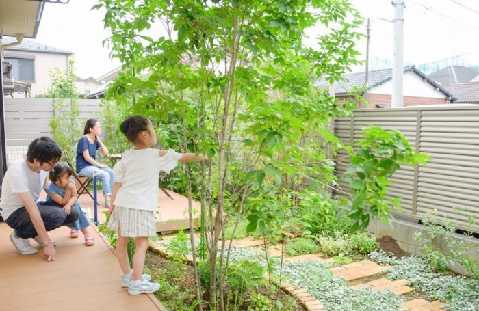 お隣やお向かいさん、道を通る人の視線をシャットアウトできるので、ウッドデッキで安心してプライベートタイムを過ごすことができます。