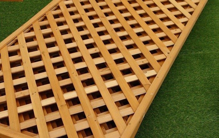 様々なデザインと様々なサイズのラティスフェンスが販売されています。見た目の好みや機能性、設置する場所に合うサイズなどをしっかり判断してラティスフェンス本体を選びましょう。