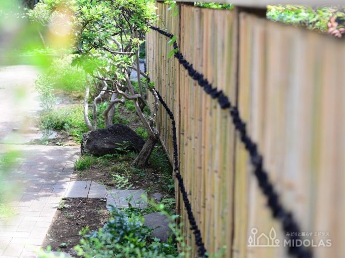 竹垣は、竹を立てて並べてつくる塀。目隠しの役割も果たしつつ、竹の隙間から差し込むやわらかい陽射しが明るい印象を感じさせます。