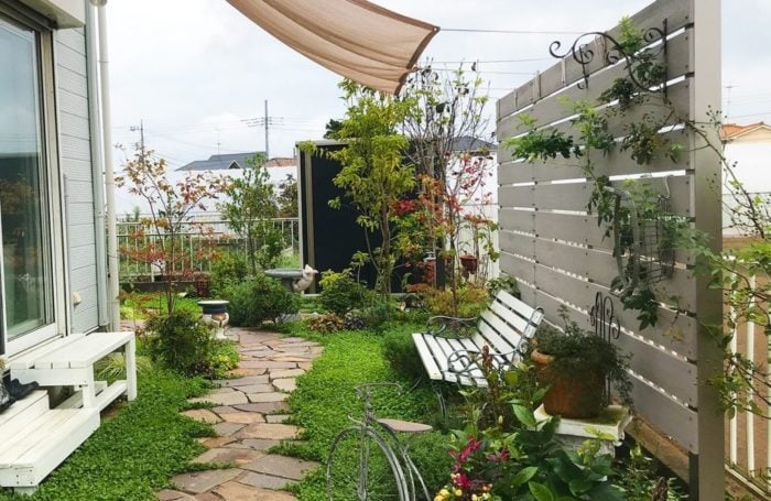 目隠しフェンスは、住まいの中でパブリックな場所から人の目を遮るために立てるついたてのことです。