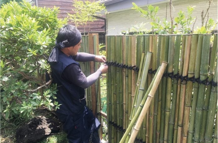 土地の形状に合わせて1本1本組み合わせていく職人技無しには竹垣は完成しないのですが、そんな職人さんの手際の良さにお客様からたびたび感動の声をいただいています。