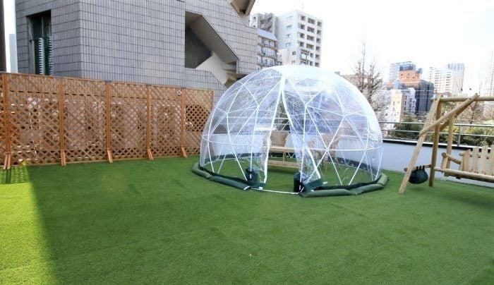 写真は弊社のバルコニーにDIYでラティスフェンスを設置した時のものです。マンションの各部屋の室外機が集められており見栄えが良くなかったのでラティスフェンスを設置することにしました。  マンションなど集合住宅のベランダで、周囲から見られたくない場所にトレリスや木材で作られたついたてを設置する時は、住居ごとの規定に従って設置する必要があります。おそらく修繕工事が10～15年に一度行われますので、その時には一度片づけなければならないことも念頭に置いた方が良いかもしれません。  簡易的なラティスは経年劣化で3～4年すると朽ちてきてしまうこともあるので、防腐剤を塗るメンテナンスや取り換えの手間がありますが、数年したら取り外すことも考えている場合は、ラティスで簡易的に設置するのもいいですね。  また、一戸建てにお住いの施主様から、「DIYで庭に設置した目隠しフェンスが台風の強風で倒れてしまった！しっかりしたフェンスを設置し直して欲しい。」とのご相談を受けることがあります。そのような際は設置する場所の基礎を見直し、しっかり基礎を作ってから経年劣化に強いフェンスをがっちりと設置します。  フェンスの素材も様々な種類から選んでいただき、安心安全なフェンスをおしゃれに設置します。長期的に使用する目隠しフェンスであれば、劣化に強いしっかりしたフェンスをプロに安全に設置してもらうのも高い買い物ではないと思っていただけていることを実感しています。