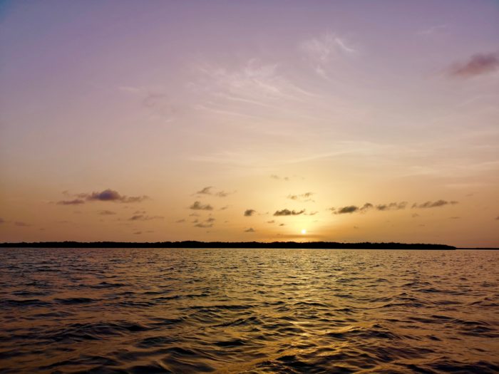 そして、太陽が早く沈むように感じる時間帯を海上で眺めながら、気がつけば小島の船着き場へと到着。