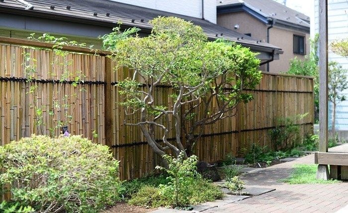 竹垣とは、竹で組んだり編んだりして作った垣根のこと。