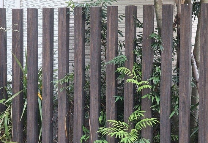 こちらは、玄関脇に天然木の枕木列柱を設置。