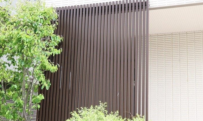また、玄関前に花壇を設置して植栽で目隠しすることもできます。
