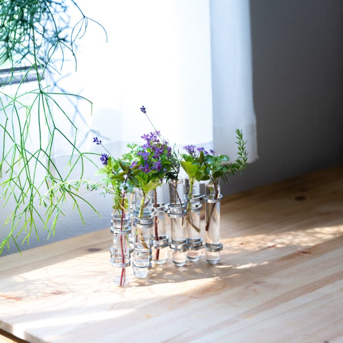 おしゃれな花瓶や一輪挿しの定番 頼れるフラワーベースと花の生け方 Lovegreen ラブグリーン