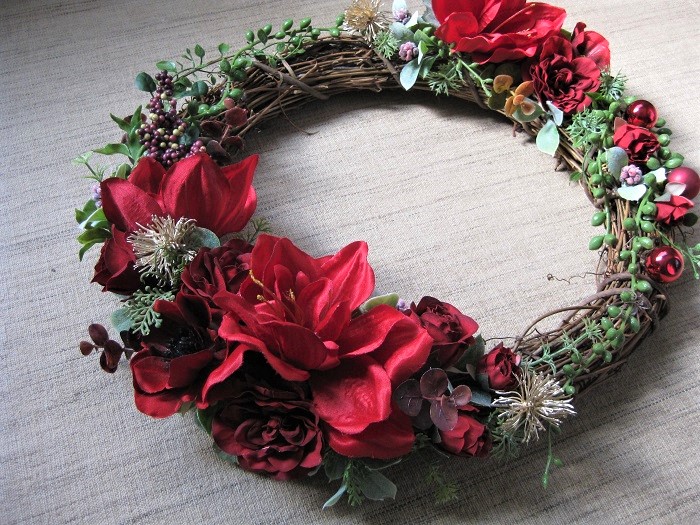 クリスマスリースに限らず、「リース」は、始まりもなく終わりもない「永遠」の象徴とされ、古くから愛情を示す花飾りとして存在しています。野原にある草花を編んで髪飾りにしたり、月桂樹やオリーブで作ったリースは勇者の栄光をたたえたり、時にリースは王者の冠となって「勝利」や「栄光」の意味を持ったり、花嫁の装飾品に使われたり、亡くなった方を送る花として手向けられたり、様々なシーンで用いられて来ました。  また、リースには「魔除け」の意味があるとされ、玄関ドアに飾ることで家の中を守り、永遠、幸運、幸福を呼び込むお守りとされていたとのこと。  では、クリスマスリースはどんな意味を持つのでしょうか？  クリスマスリースを飾る意味は、3つと言われています。