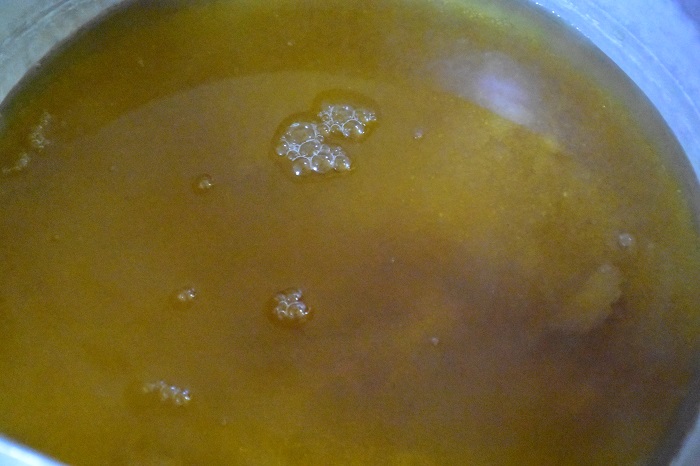 レモングラスをざるやキッチンペーパーなどで濾す。液体を鍋に戻して砂糖を入れ、弱火で5～10分程度煮詰める。砂糖がすべて溶けているのを確認したら、火を止める直前にレモン汁を入れて出来上がり。