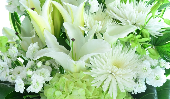 供花とは 供花の意味や贈り方とマナー 供花におすすめの花10種 Lovegreen ラブグリーン