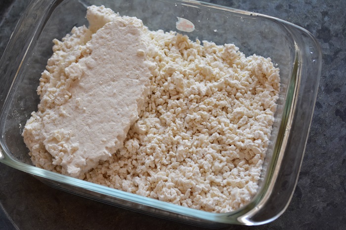 3.袋から麹を取り出して細かくする  左が袋から出した状態の米麹、右が細かく砕いた米麹