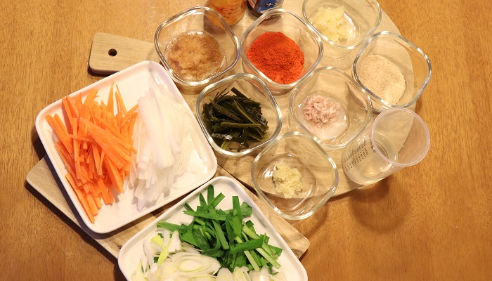 白菜を使った簡単キムチの作り方を紹介します。作り方は、材料の下準備をして混ぜ合わせるだけ。できたてから浅漬け感覚で食べられ、1週間後には全体がなじんで深みのある味が楽しめます。オールシーズン作って何度でも食べたくなるやみつきの味。このレシピは野菜ソムリエ仲間の太田真弓さんに教わってから何度もリピートして作っている我が家のお気に入りです。腸内環境を整えたり、スタミナの素や代謝アップが期待できる栄養素もたっぷり含まれた美味しいキムチ。ぜひ作ってみてください。