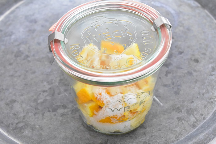 4.フタで密閉して、柚子（ゆず）の果汁が出てくるまで冷暗所で管理し、1日1回容器を振る。