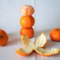みかんの皮には活用法がたくさんあるって知っていますか?みかんの魅力の一つである香りも、みかんの皮に含まれています。みかんの皮をおいしく食べるレシピ、みかんの皮のお茶、みかんの皮のお風呂やポプリ、遊び方、みかんの皮でお掃除まで! 捨ててしまうのが惜しくなるような、みかんの皮の活用法を紹介します。