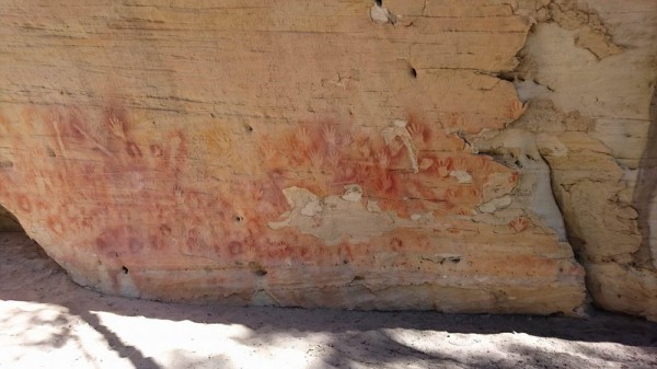 またその近くには先住民アボリジニーが残した壁画もあり、その時代にアボリジニーの方々が残しておきたかったであろうメッセージに触れることができ、タイムスリップしたように思えた。