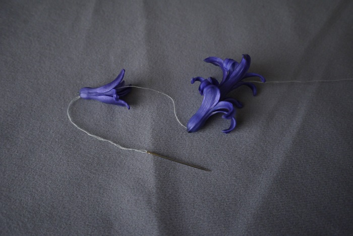 ヒヤシンスの花は水分が多く、摘んでもすぐには萎れません。この特徴を生かしてヒヤシンスでレイを作ってみましょう。  作り方は簡単です。針でヒヤシンスの花に糸を通して、花を繋いでいきます。好きな長さになるまで繋いだら、糸の端を結び合わせて完成です。ブレスレットにしたり、壁に吊るしたりして、香りを楽しみます。