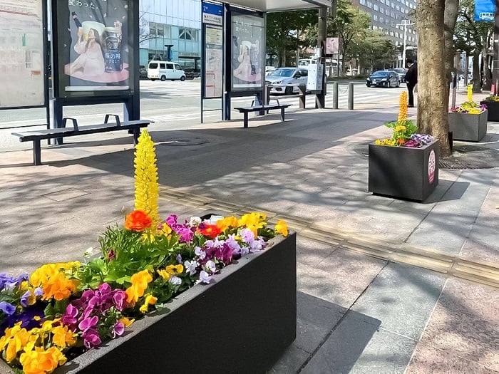 これは、街の花飾りにもつながる話。通りに美しい花が植えられ、こまめに世話がされている街は、それだけ地域のコミュニケーションやネットワークがしっかりしていて、人の目が行き届いていると感じさせます。なにより美しい花を目にすることで、悪いことをするような心理も薄まりそうですよね。