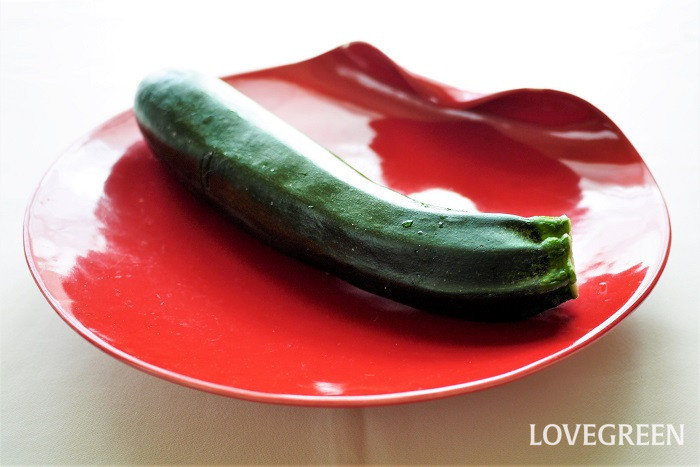 ズッキーニはウリ科の夏野菜です。焼いたり、揚げたり、煮込んだりして食べますが、実は生でサラダにしてもおいしい野菜です。