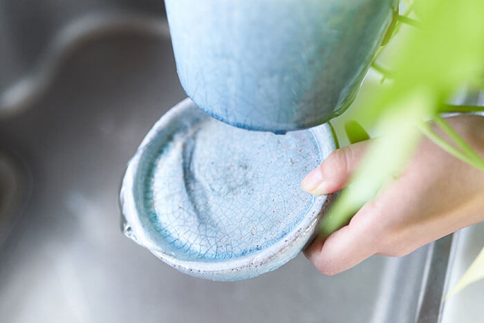 チョウバエ類は水の入っている受け皿から発生するので、受け皿の水を捨てる事で防ぐことができます。大きい観葉植物で、受け皿を動かすことが出来ない場合は雑巾やスポンジなどで吸い取って捨ててください。また、水を捨てた後は水垢にならないようにしっかりとふき取ることも大切です。