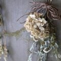 スワッグの意味から花束との違い、ドライフラワーとの違い、スワッグにおすすめの花材、作り方やコツ、飾り方など。