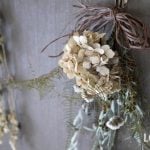 スワッグの意味から花束との違い、ドライフラワーとの違い、スワッグにおすすめの花材、作り方やコツ、飾り方など。