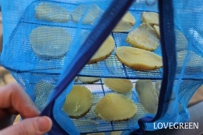 干し芋　作り方　レシピ　蒸す　ふかす　皮をむく　キッチンペーパー　切る　干す　干し器　干し網