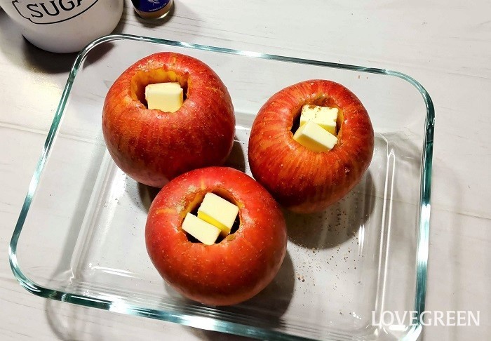 丸ごと焼きりんご　りんご　リンゴ　林檎　レシピ　簡単　簡単レシピ　オーブン　アイスクリーム　シナモン　作り方　アレンジ