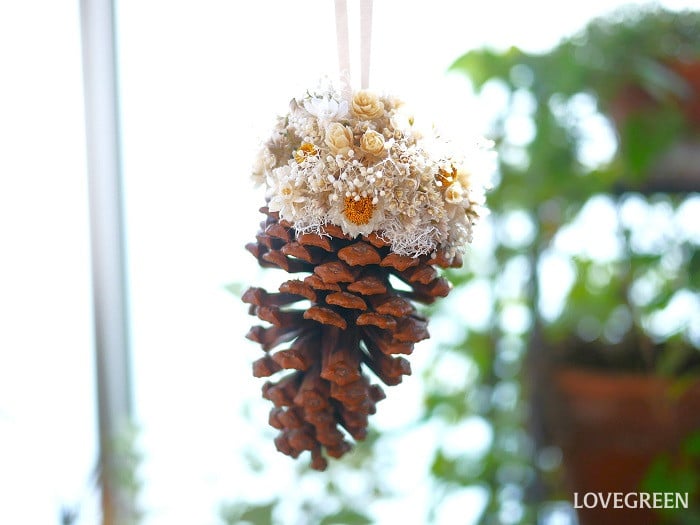 松ぼっくりのオーナメント