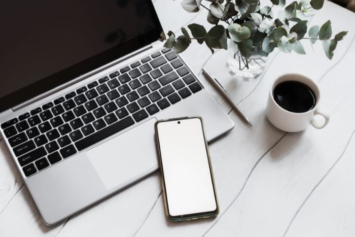 Canva画像　パソコン　携帯