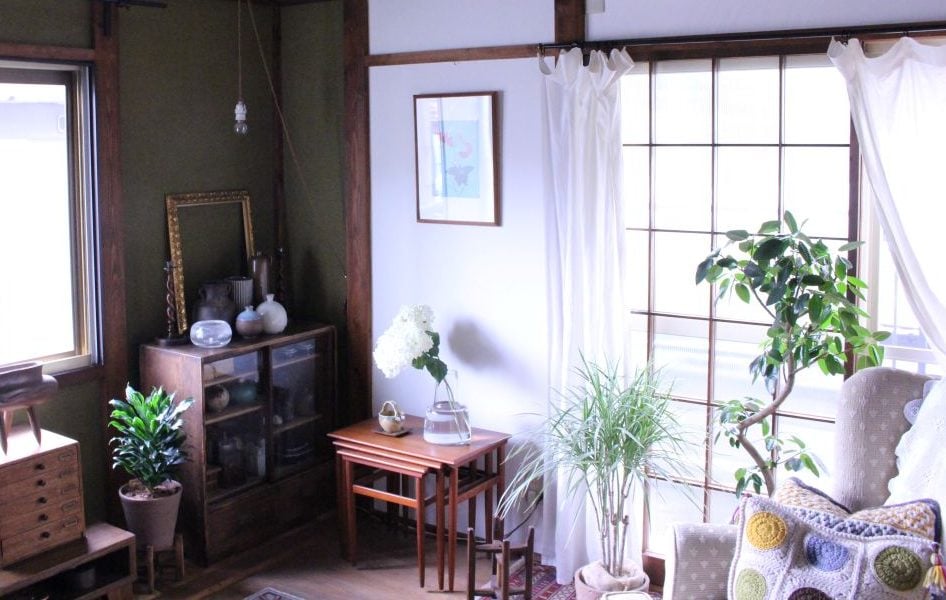 イエソト空間の達人たち③｜築古の家を心地良く育てる、庭と部屋を植物が行き来する暮らし