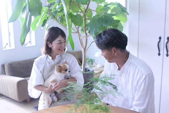 イエソト空間の達人たち⑤|木陰リビングが心地良い、ビカクシダに囲まれた暮らし
