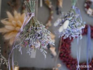 ドライフラワーで楽しむ秋のインテリア｜長持ちする秋色の花とおしゃれに飾るコツ